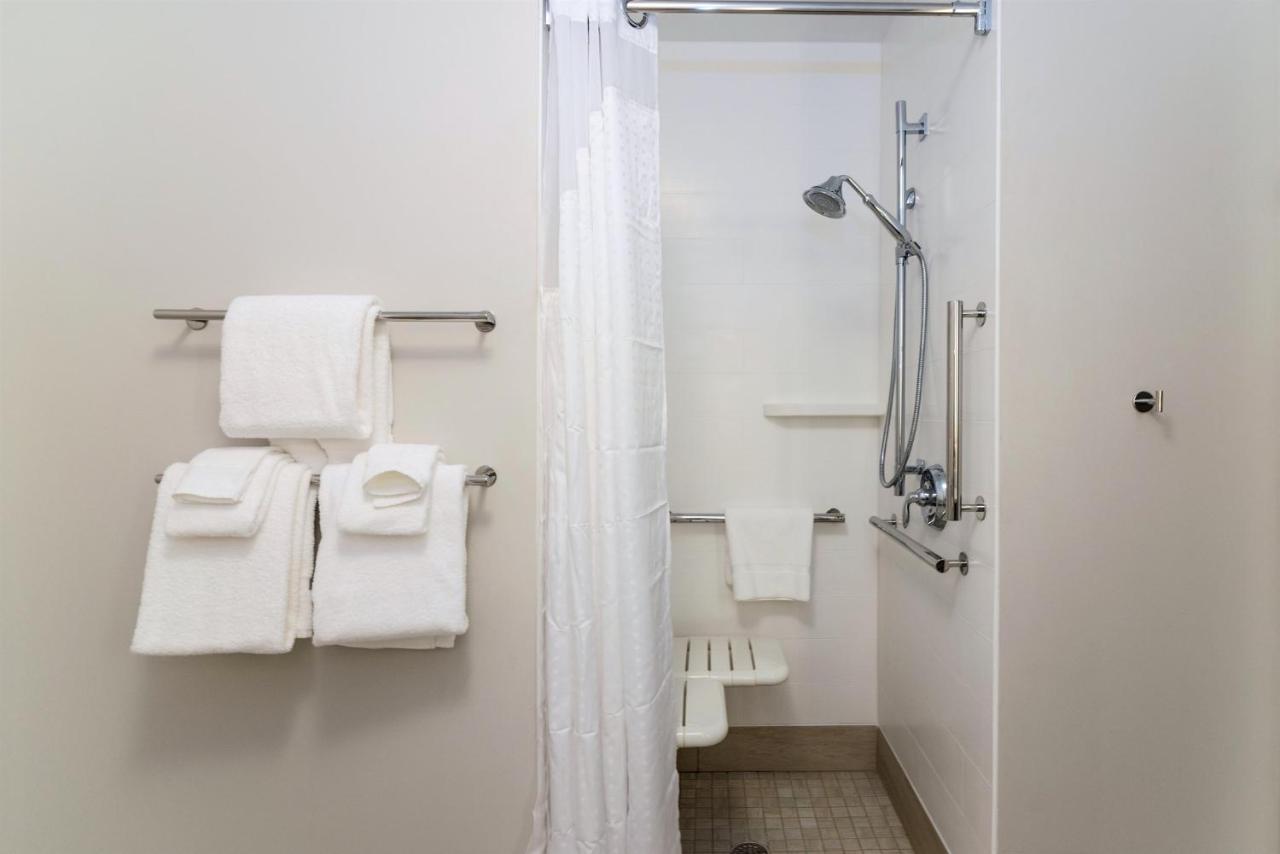 King Room - Hearing Accessible - Non-Smoking at Holiday Inn Express & Suites Allen Park by IHG