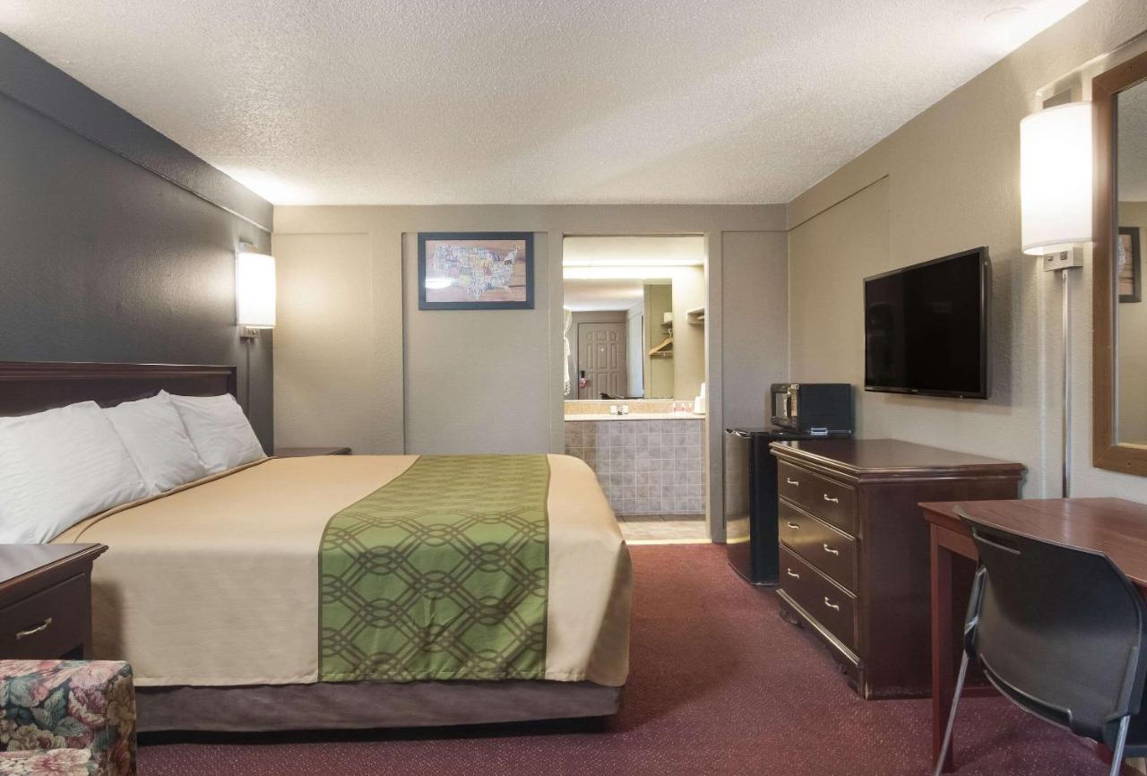 King Room - Smoking at Econo Lodge Pittsburgh I-79