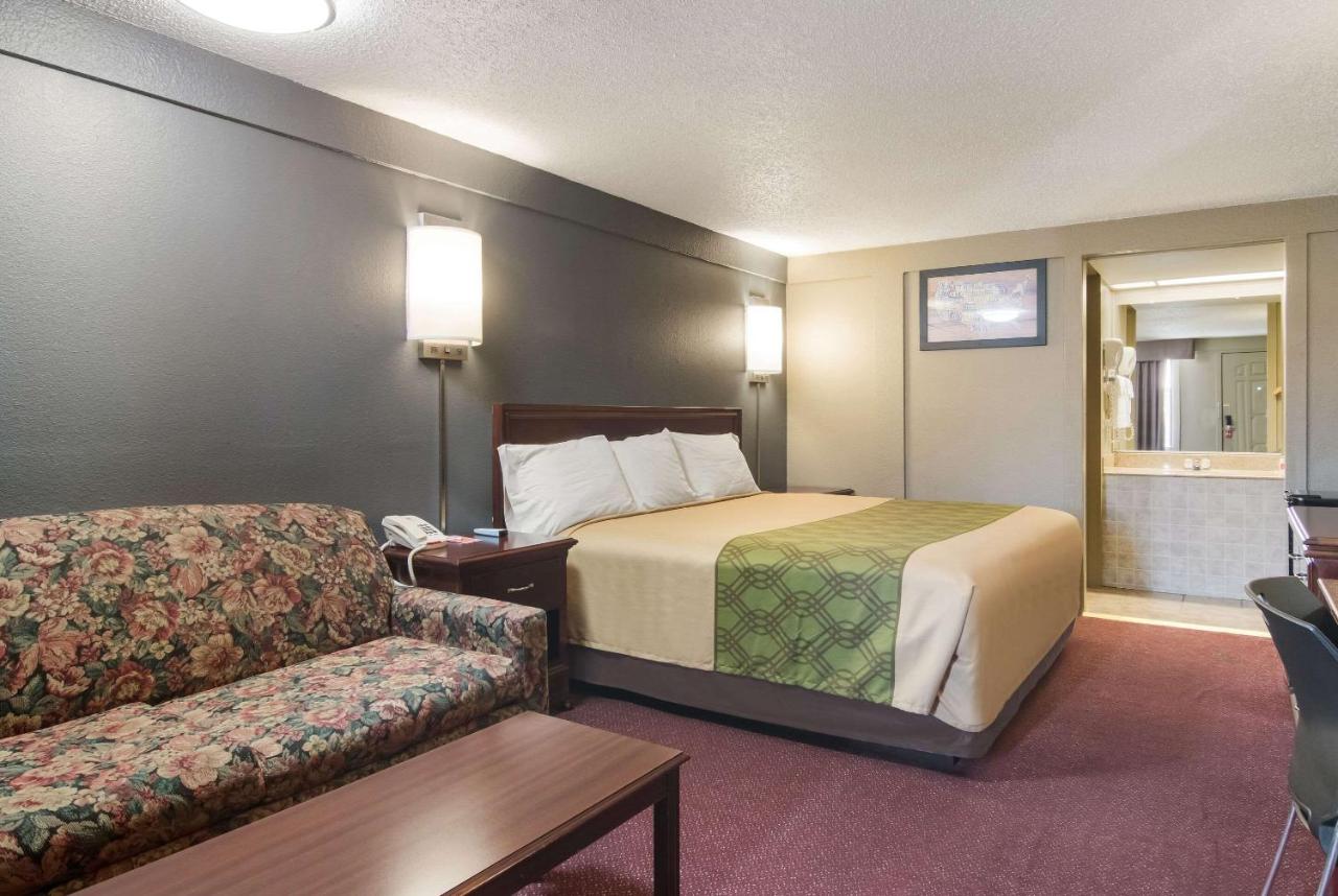 King Room - Smoking at Econo Lodge Pittsburgh I-79