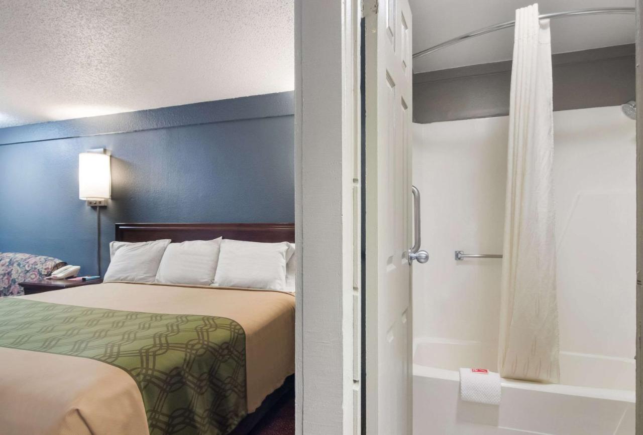King Room - Smoking at Econo Lodge Pittsburgh I-79