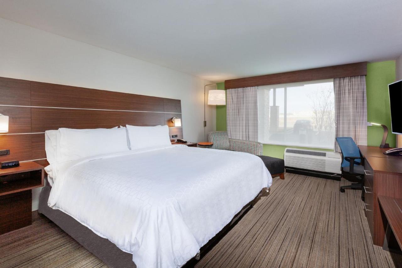 Leisure King Room - Non-Smoking at Holiday Inn Express & Suites Tulsa Northeast - Owasso by IHG