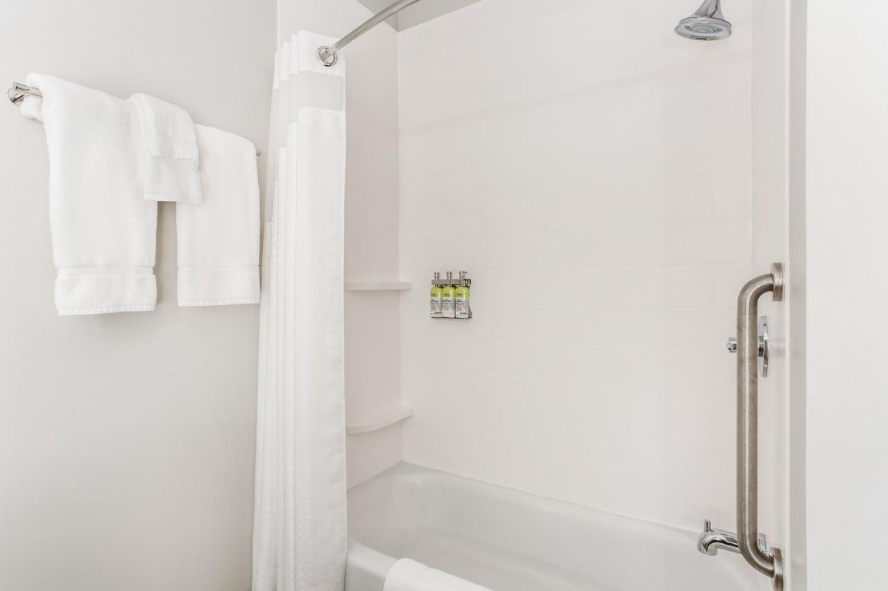 Leisure King Room - Non-Smoking at Holiday Inn Express & Suites Ottawa by IHG