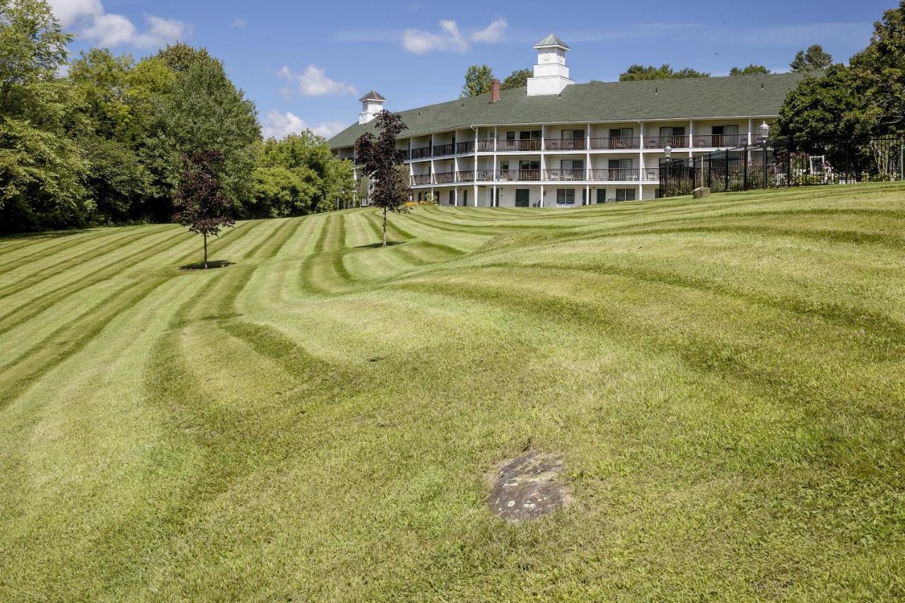 Courtyard Level with One King Bed at Fairbanks Inn