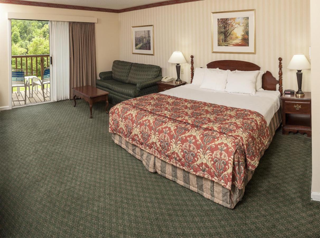 Upper Level One King Bed at Fairbanks Inn