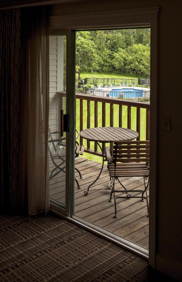 Courtyard Level with One King Bed at Fairbanks Inn