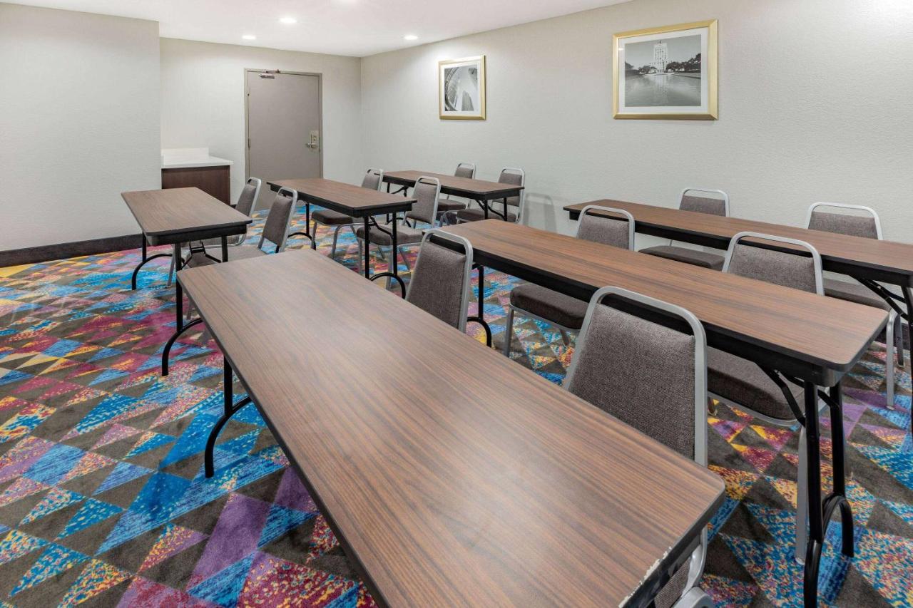 | La Quinta by Wyndham Houston Southwest