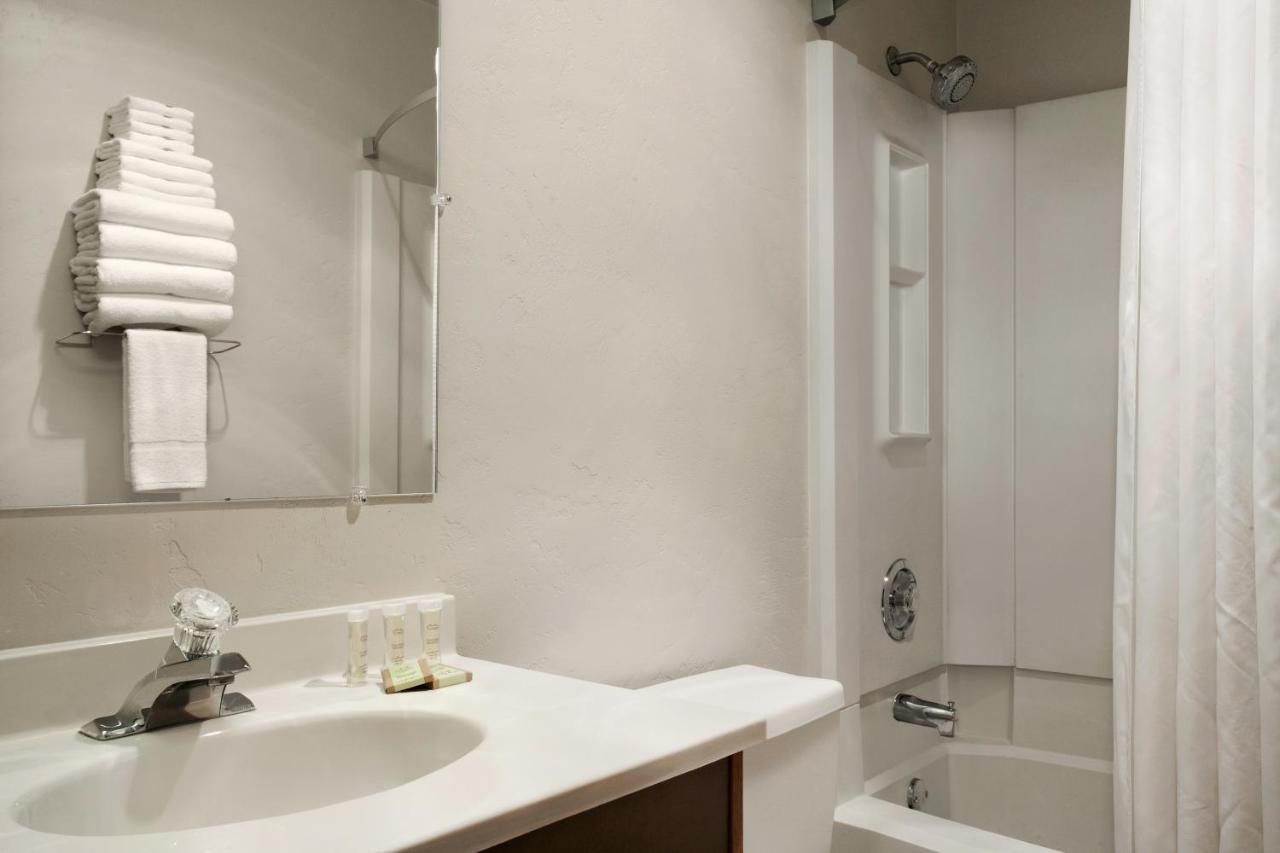 King Room- Non-Smoking at Super 8 by Wyndham Portland Airport