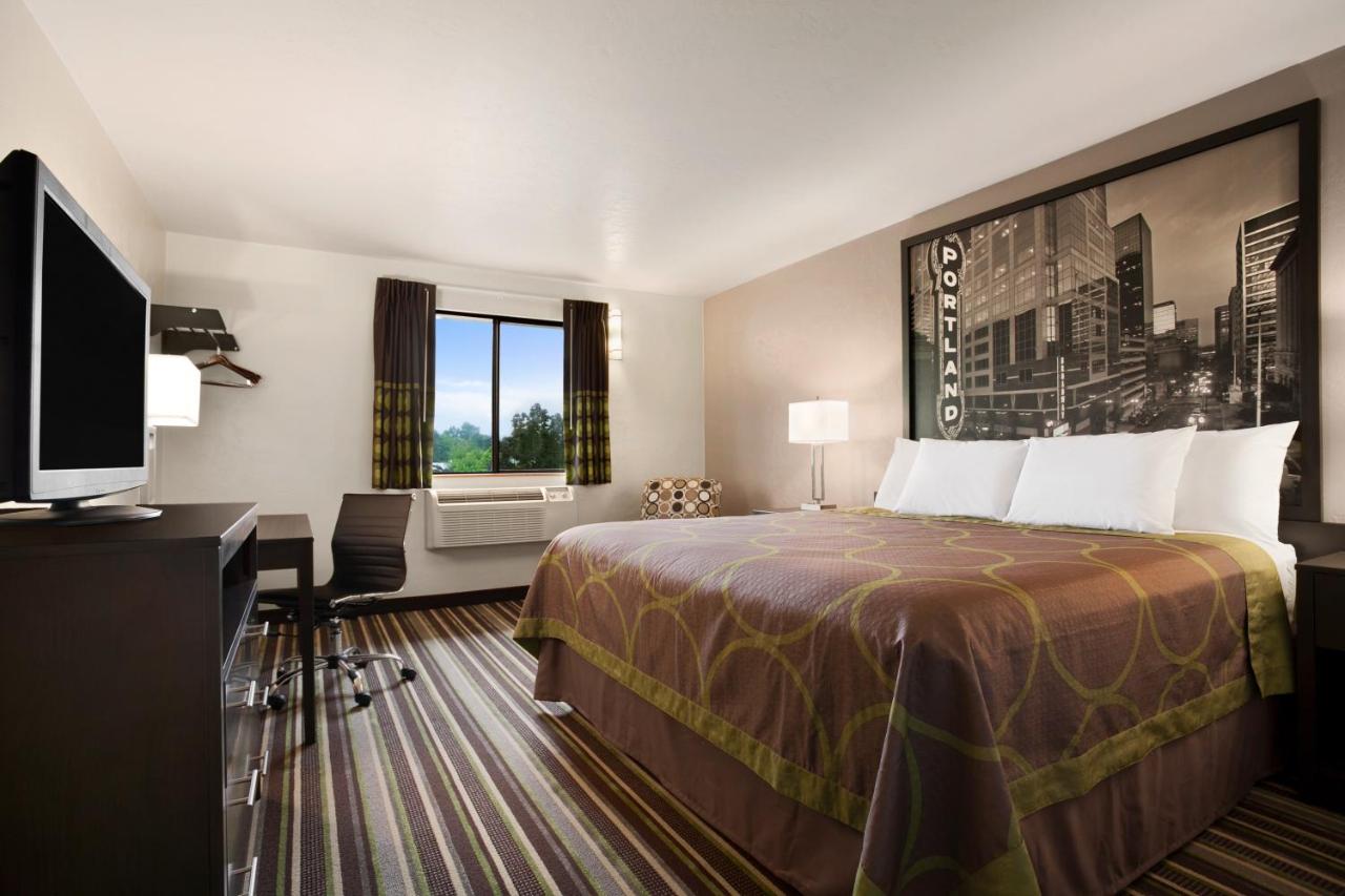 Queen Room - Non-Smoking at Super 8 by Wyndham Portland Airport