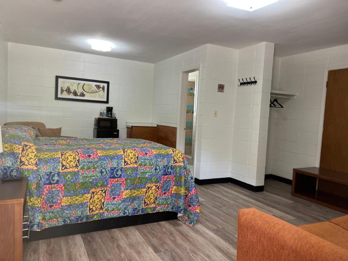 | Driftwood Inn and Lodge by the lake