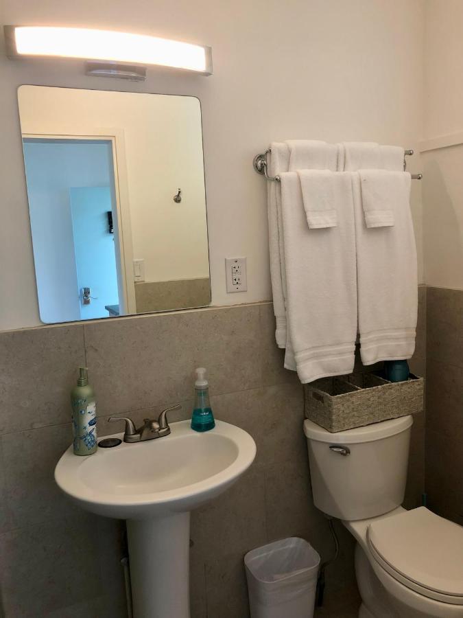 | Kona Tiki Hotel