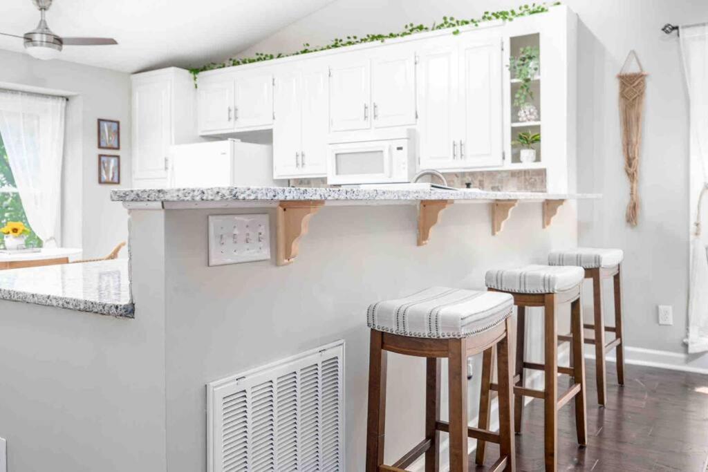 | Cozy Boho Kildaire Farms Home- near Downtown