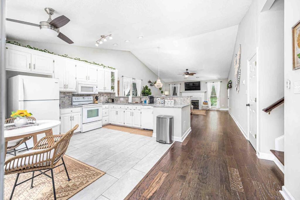| Cozy Boho Kildaire Farms Home- near Downtown