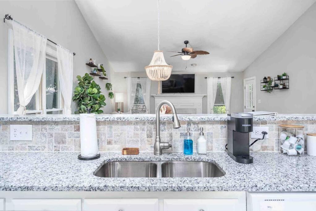 | Cozy Boho Kildaire Farms Home- near Downtown