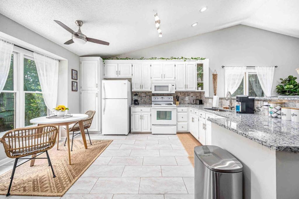 | Cozy Boho Kildaire Farms Home- near Downtown