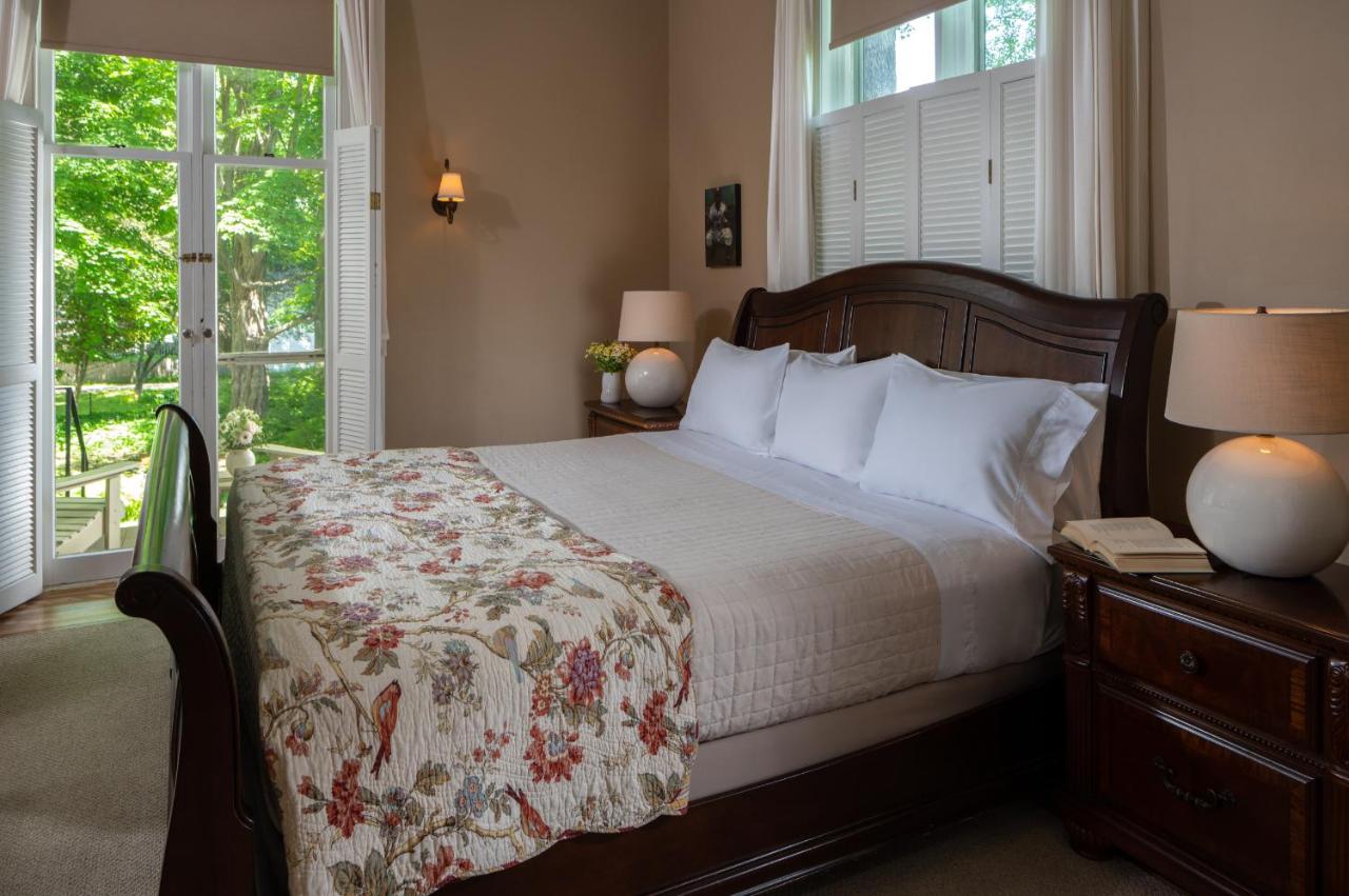 | Landmark Inn