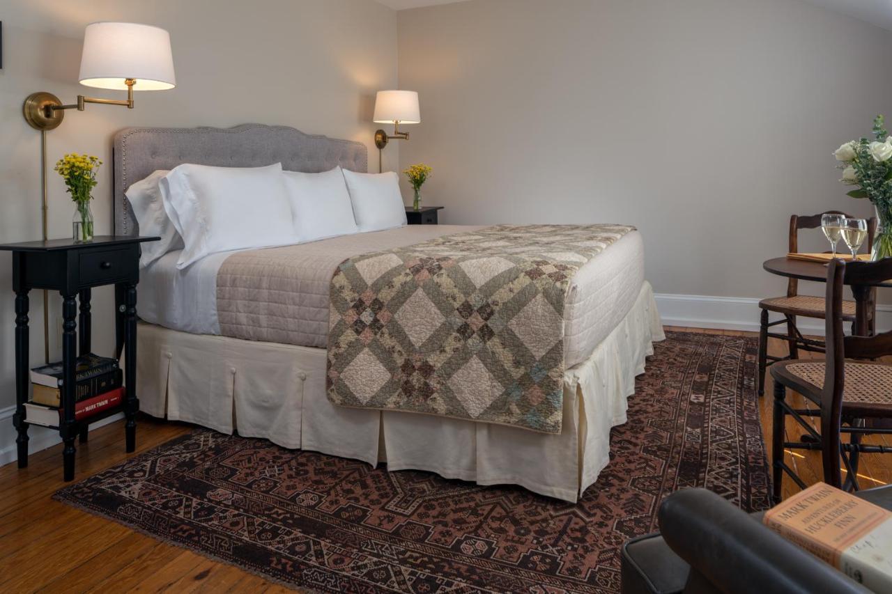| Landmark Inn