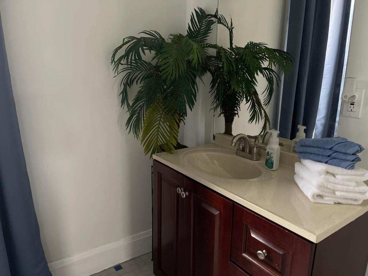 | Green House Gallery Economy Full Size Bedroom