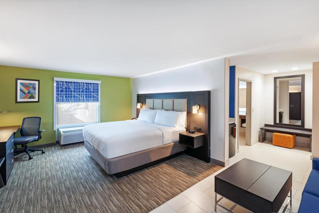 King Suite at Holiday Inn Express & Suites Baton Rouge East by IHG