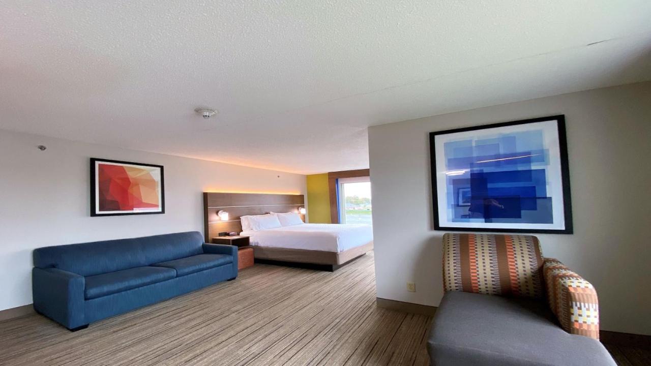 Executive Suite at Holiday Inn Express & Suites Somerset Central by IHG