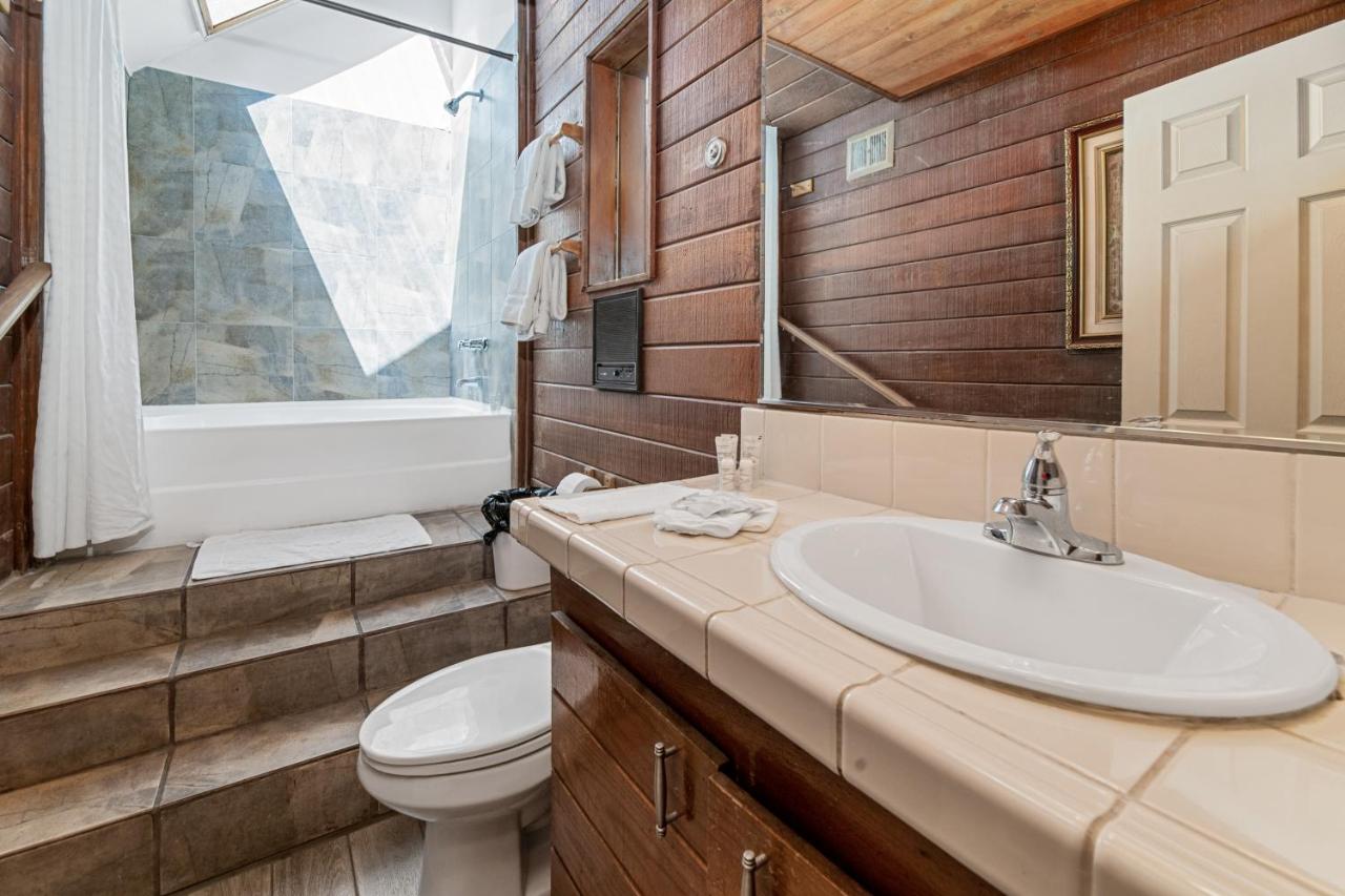 | Big Bear Lake Front Lodge