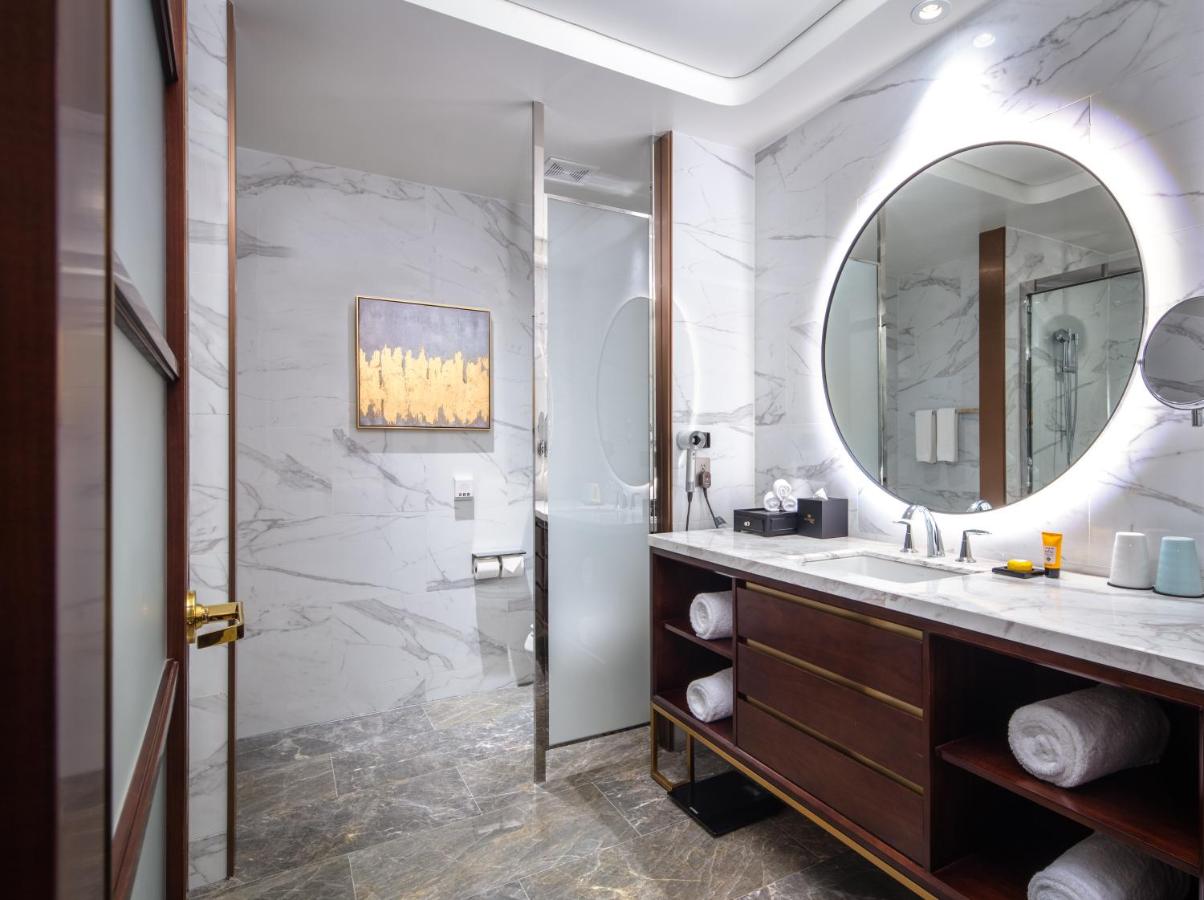 Queen Studio at Blossom Hotel Houston, Curio Collection by Hilton