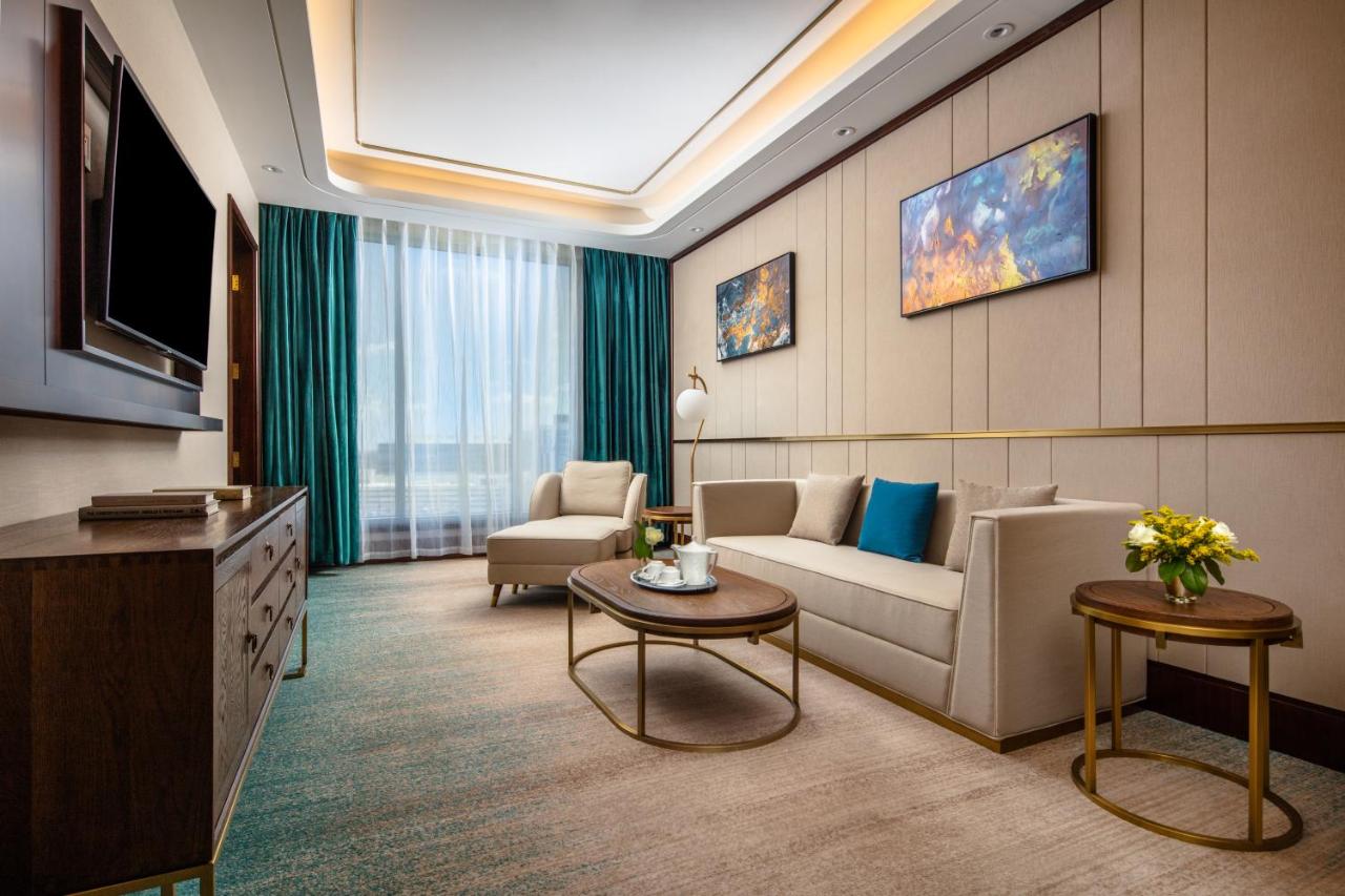 Queen Suite at Blossom Hotel Houston, Curio Collection by Hilton
