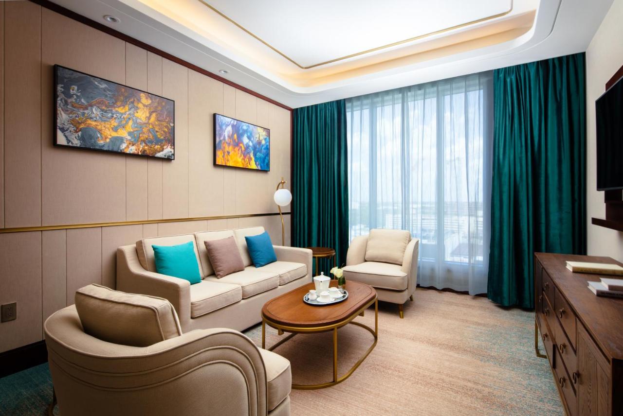 King Suite at Blossom Hotel Houston, Curio Collection by Hilton