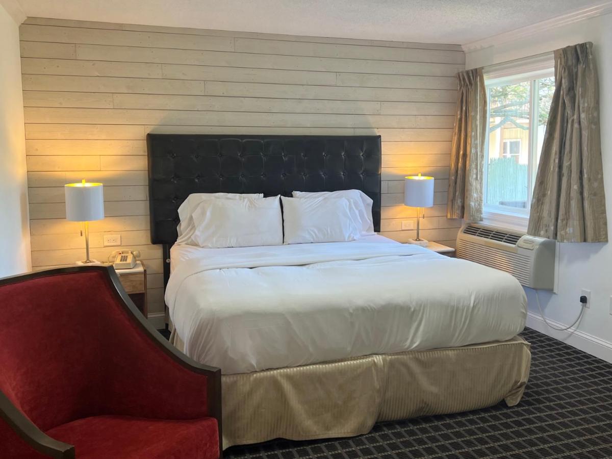| Rocky River Inn