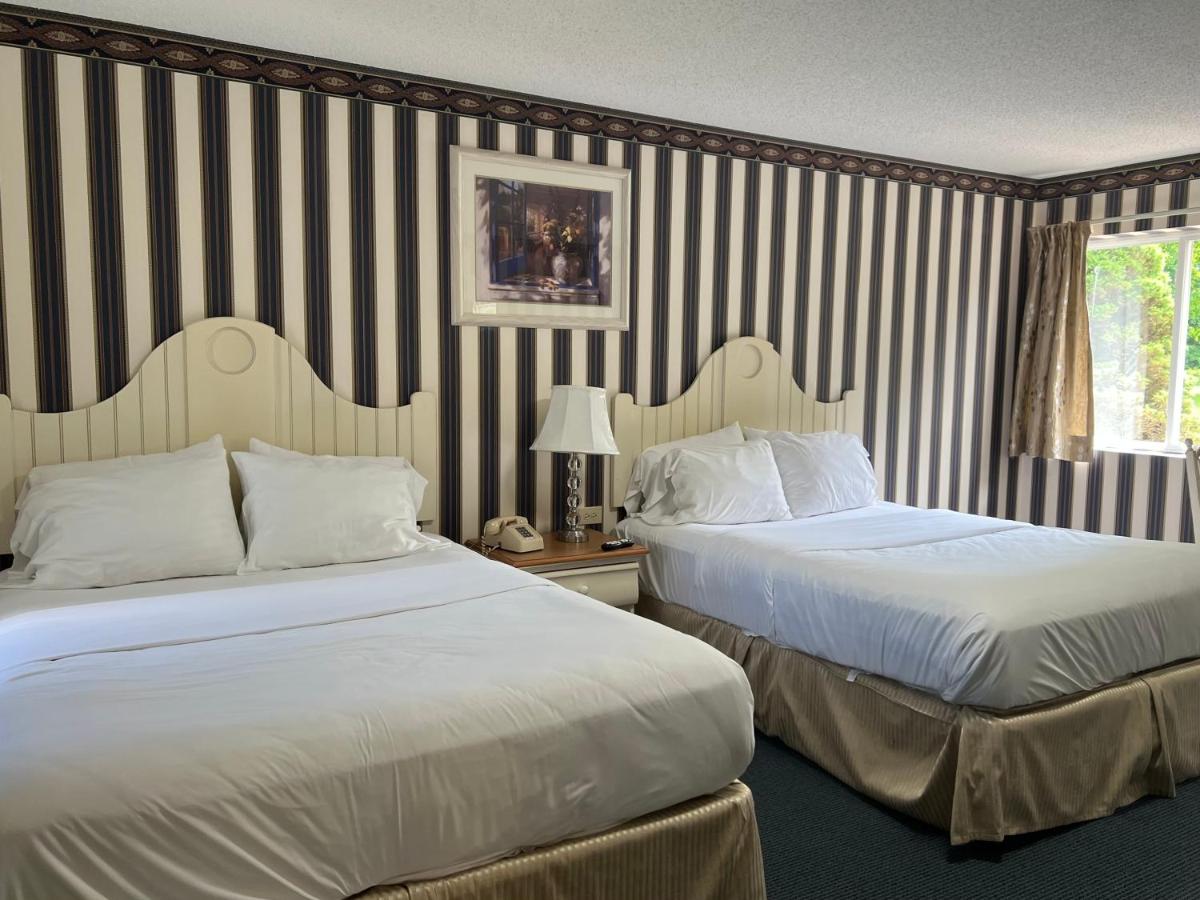 | Rocky River Inn