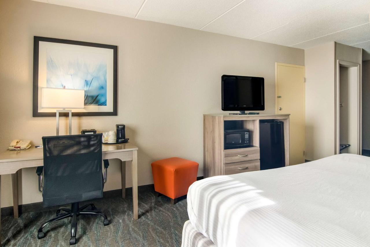 King Room with Roll-In Shower - Mobility Access/Non-Smoking at Best Western Dutch Valley Inn