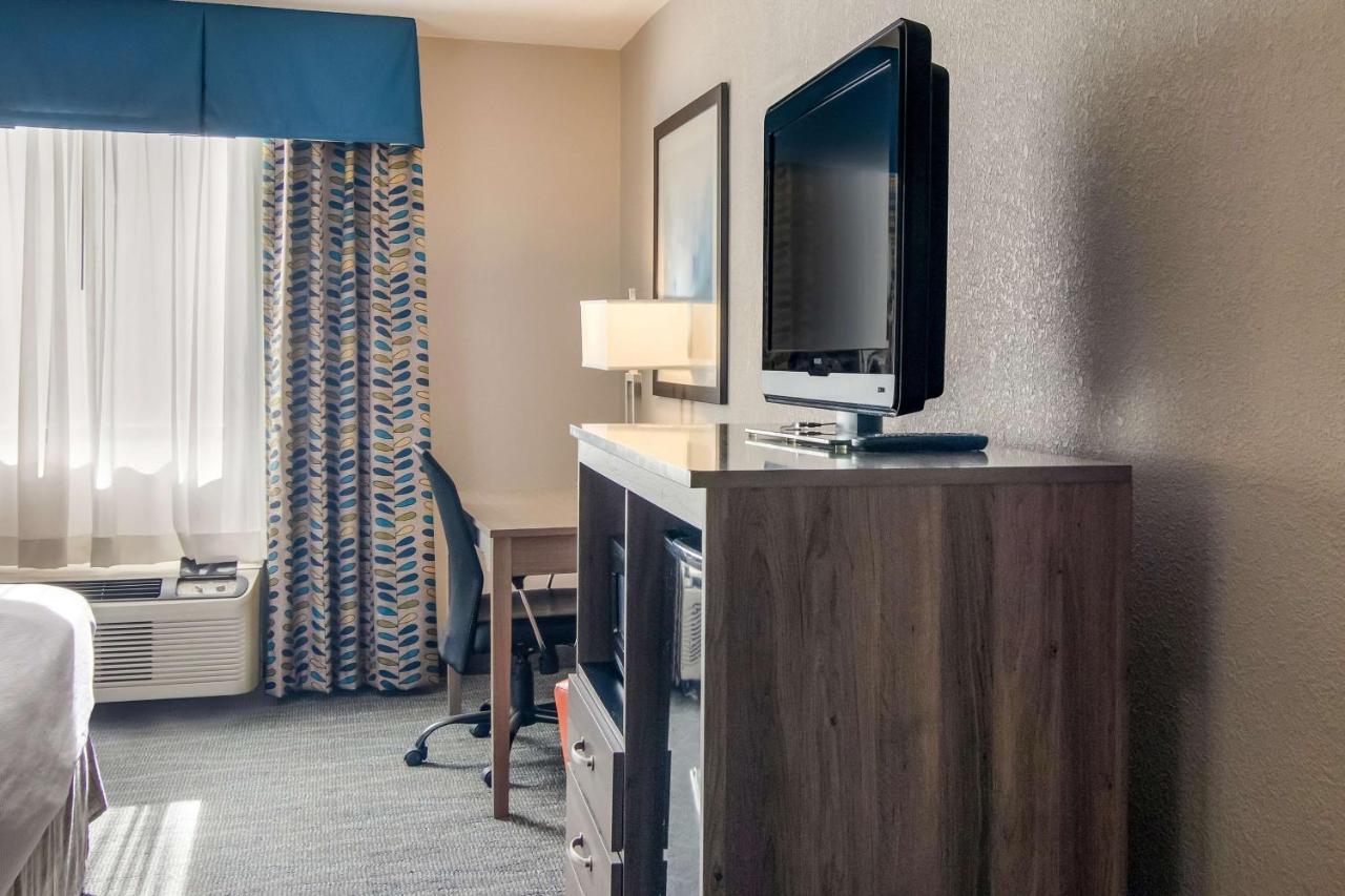 King Room with Roll-In Shower - Mobility Access/Non-Smoking at Best Western Dutch Valley Inn