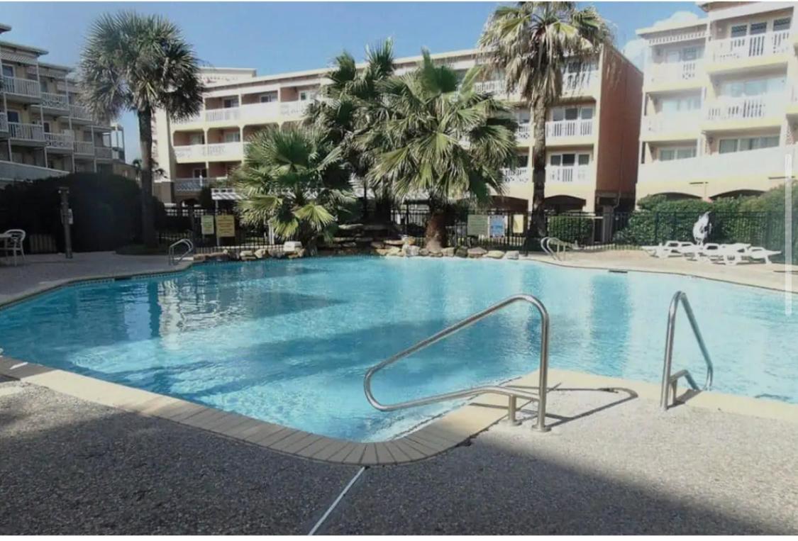 | OCEAN WAVES Oceanfront TOP FLOOR CONDOw/Balcony
