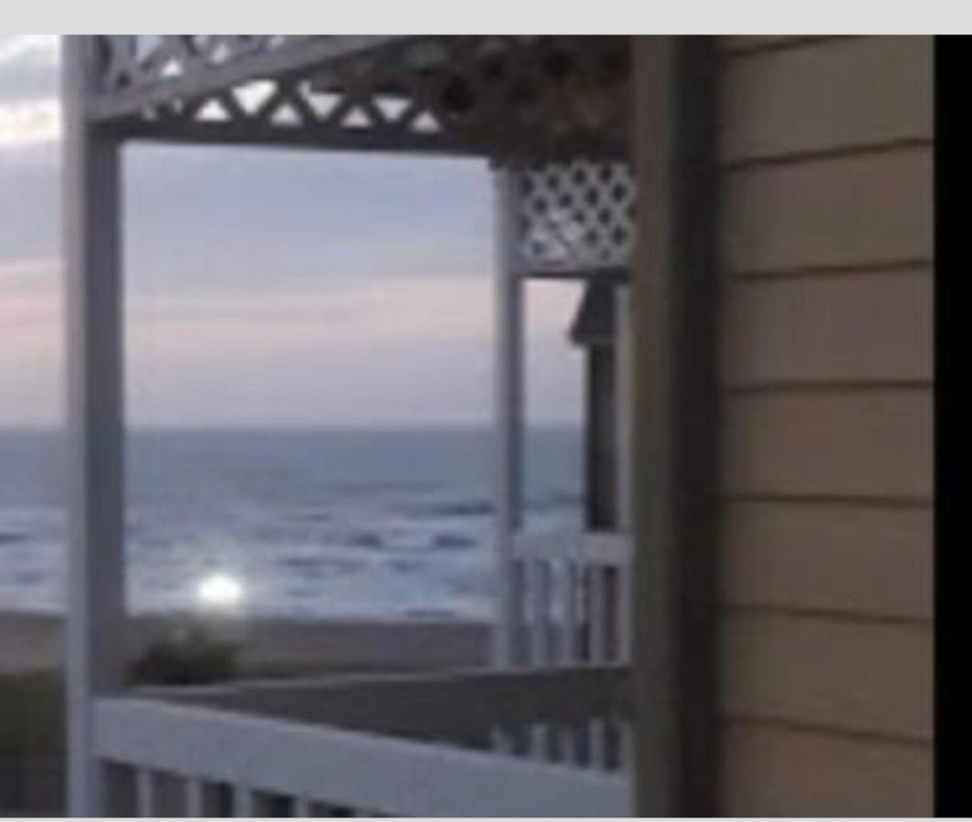 | OCEAN WAVES Oceanfront TOP FLOOR CONDOw/Balcony