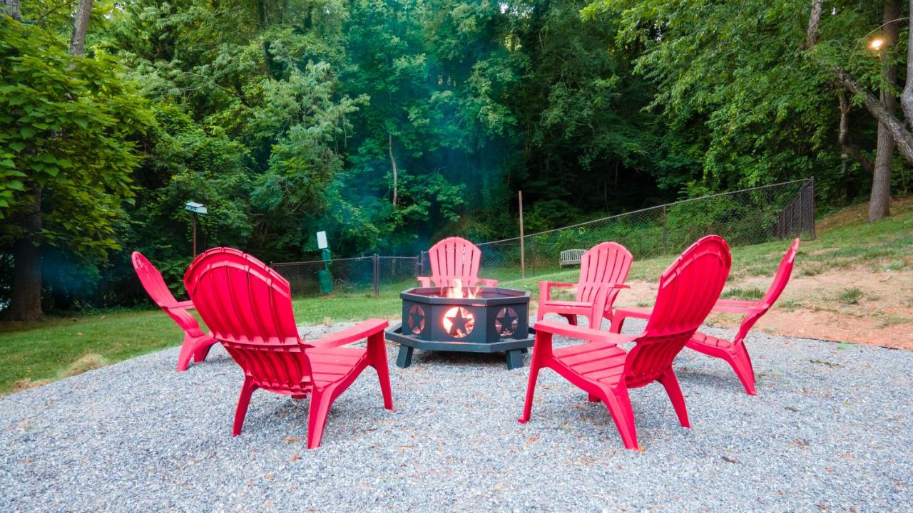 | Log Cabin Motor Court