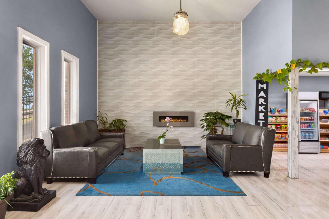 | Super 8 by Wyndham Lenexa Overland Park Area/Mall Area