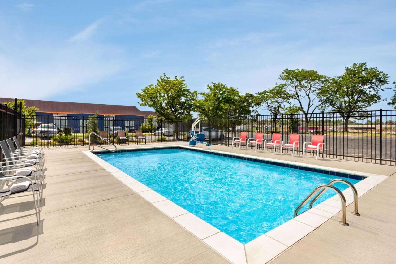 | Super 8 by Wyndham Lenexa Overland Park Area/Mall Area