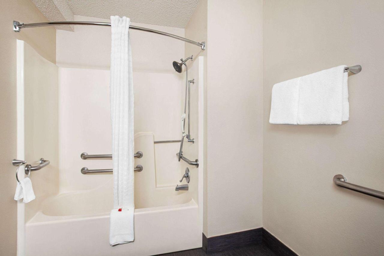 | Super 8 by Wyndham Lenexa Overland Park Area/Mall Area