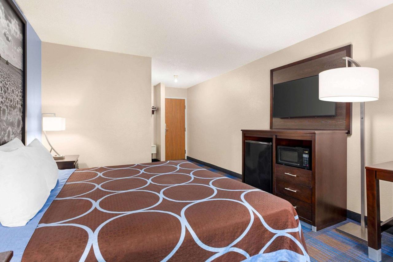  | Super 8 by Wyndham Lenexa Overland Park Area/Mall Area