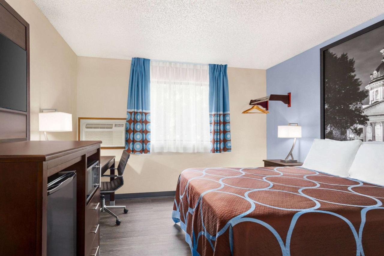 | Super 8 by Wyndham Lenexa Overland Park Area/Mall Area