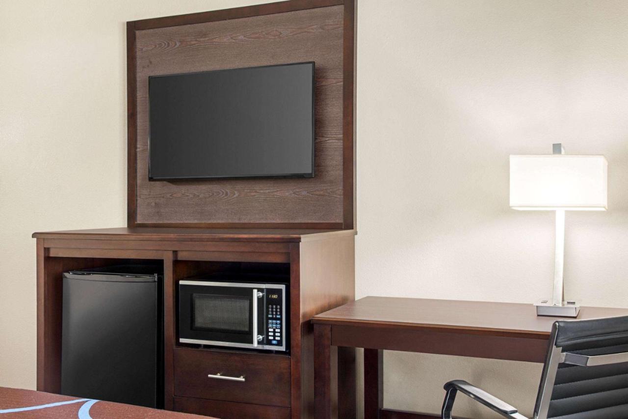 | Super 8 by Wyndham Lenexa Overland Park Area/Mall Area