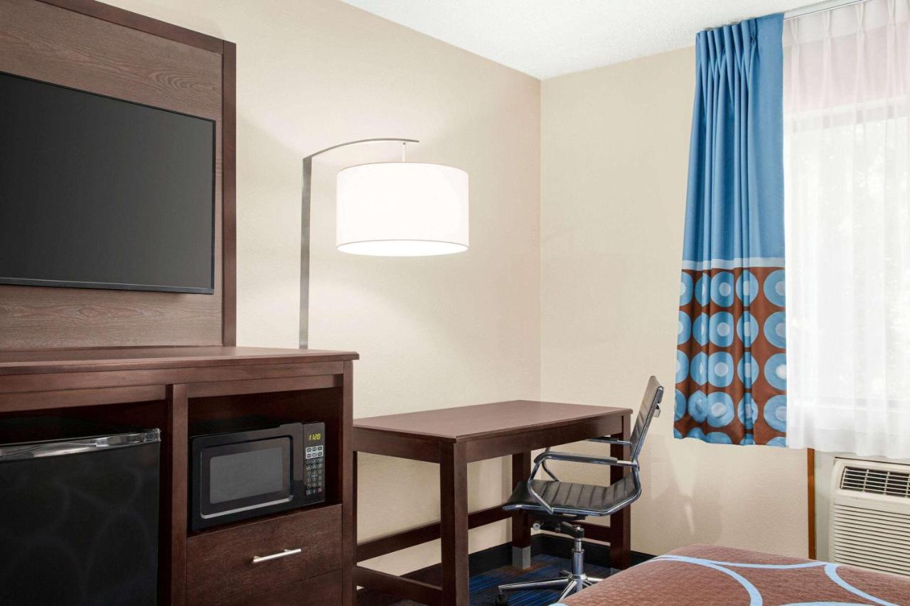 | Super 8 by Wyndham Lenexa Overland Park Area/Mall Area
