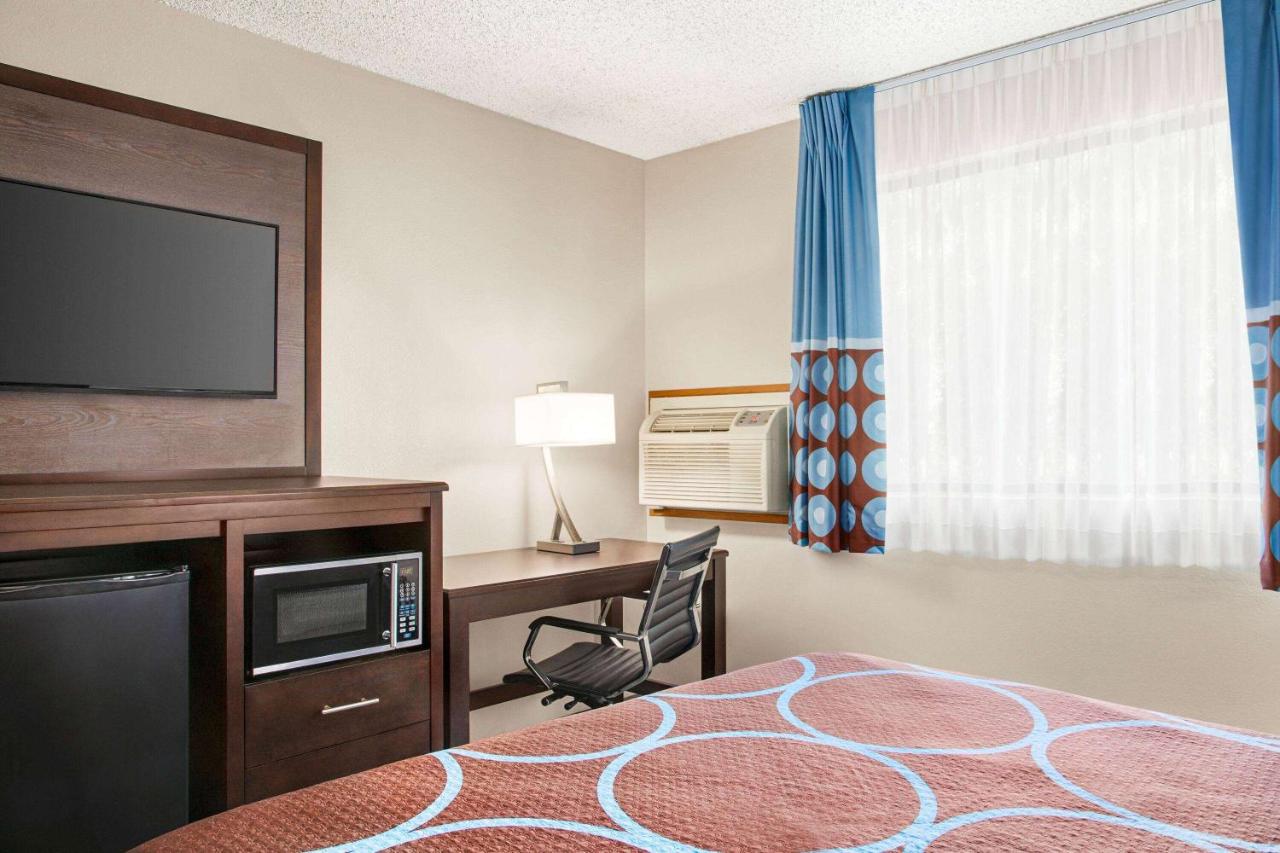 | Super 8 by Wyndham Lenexa Overland Park Area/Mall Area