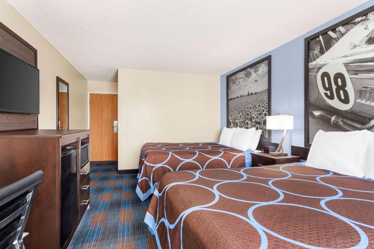 | Super 8 by Wyndham Lenexa Overland Park Area/Mall Area