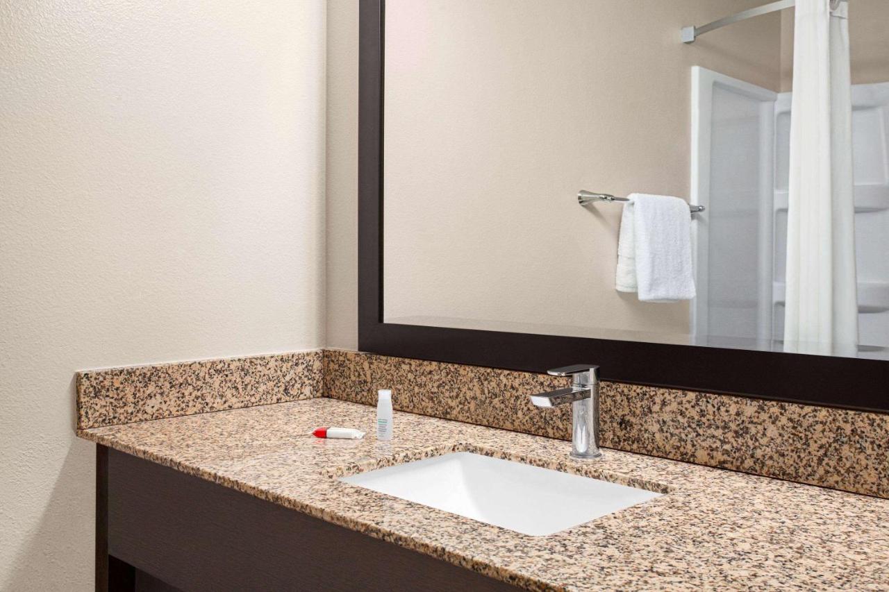 | Super 8 by Wyndham Lenexa Overland Park Area/Mall Area
