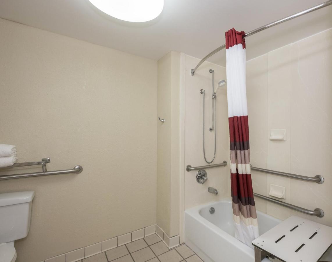 Superior King Room Disability Access Roll-In Shower Non-Smoking at Red Roof Inn Tupelo
