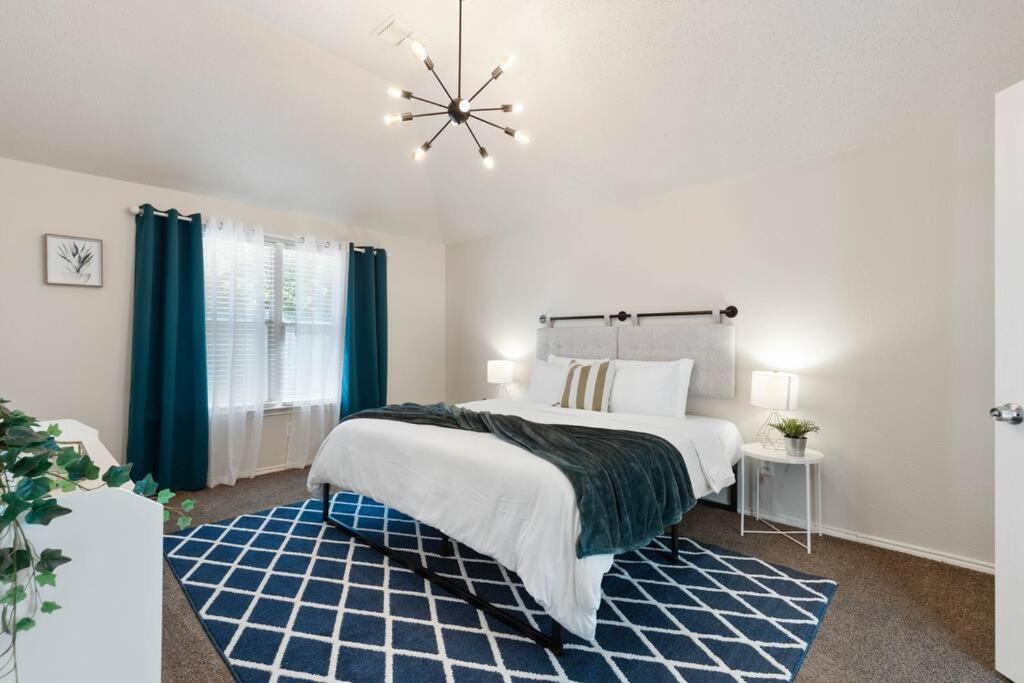 | *The Hideaway* NFLX/Arcade/Soak tub