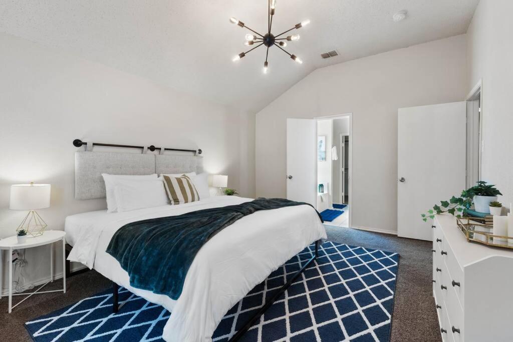 | *The Hideaway* NFLX/Arcade/Soak tub