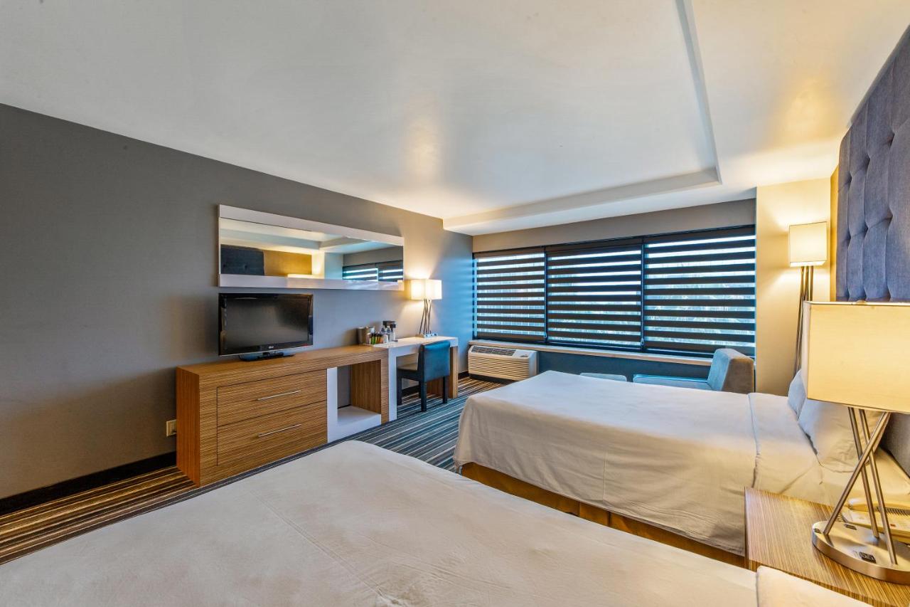 Double Premier Room - 2 double beds at Hotel Huntington Beach