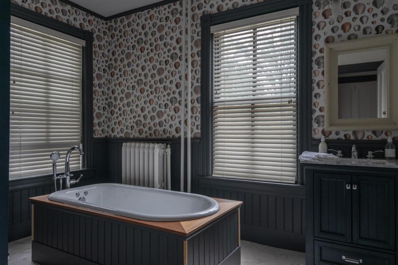 | Chart House Inn