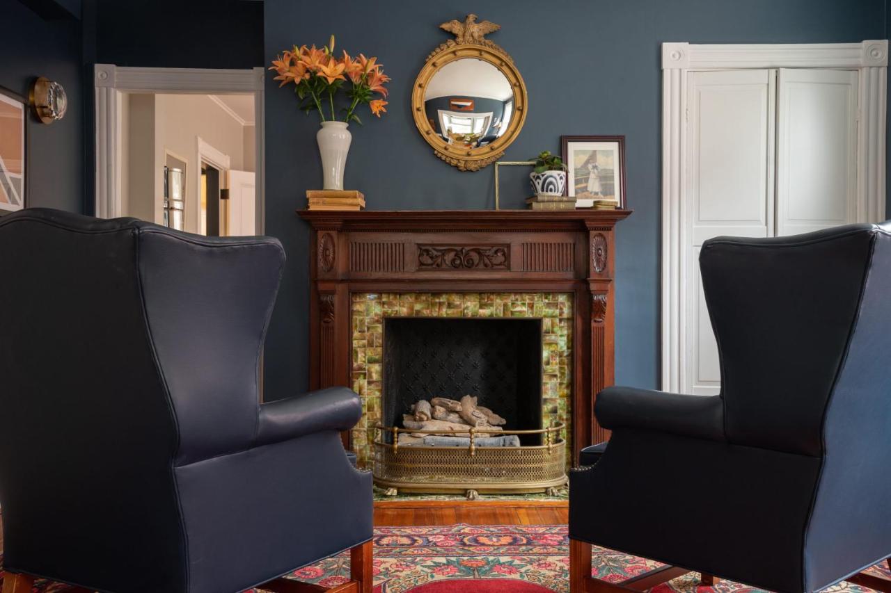 | Chart House Inn